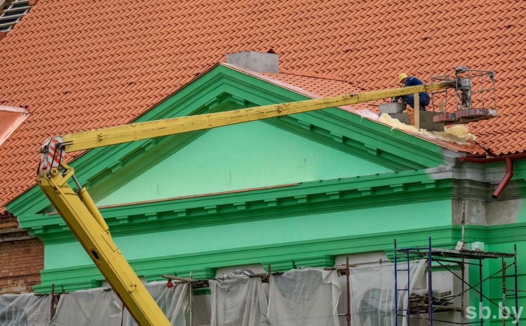 Посмотрите, как идет реставрация восточного корпуса дворца Сапегов. Главный корпус и аркады – в ожидании консервации