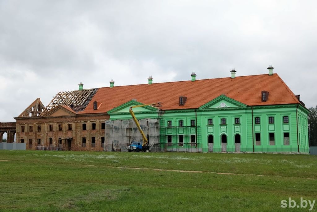 Посмотрите, как идет реставрация восточного корпуса дворца Сапегов. Главный корпус и аркады – в ожидании консервации