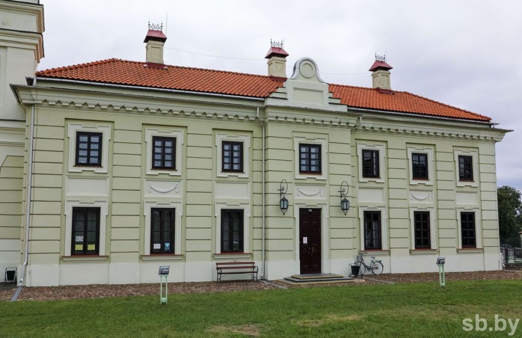 Посмотрите, как идет реставрация восточного корпуса дворца Сапегов. Главный корпус и аркады – в ожидании консервации