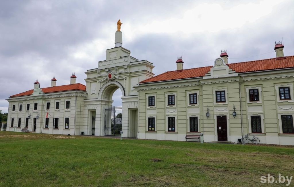 Посмотрите, как идет реставрация восточного корпуса дворца Сапегов. Главный корпус и аркады – в ожидании консервации