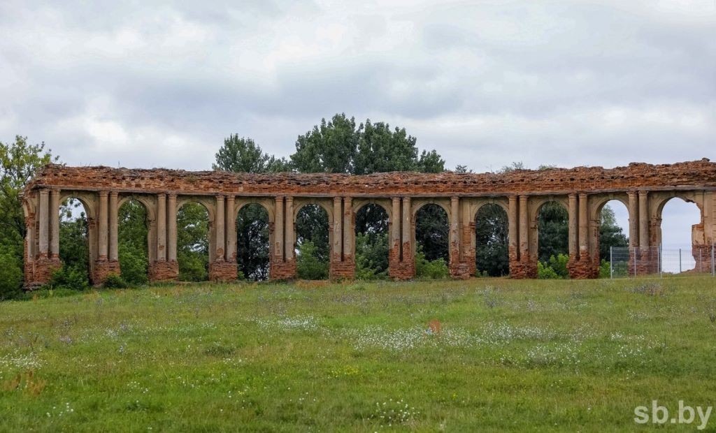 Посмотрите, как идет реставрация восточного корпуса дворца Сапегов. Главный корпус и аркады – в ожидании консервации