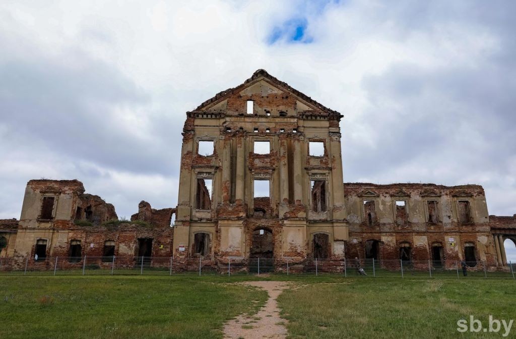 Посмотрите, как идет реставрация восточного корпуса дворца Сапегов. Главный корпус и аркады – в ожидании консервации
