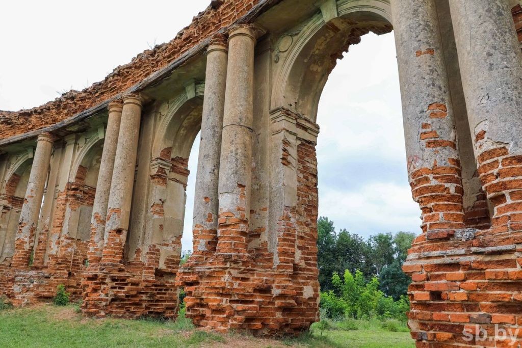 Посмотрите, как идет реставрация восточного корпуса дворца Сапегов. Главный корпус и аркады – в ожидании консервации