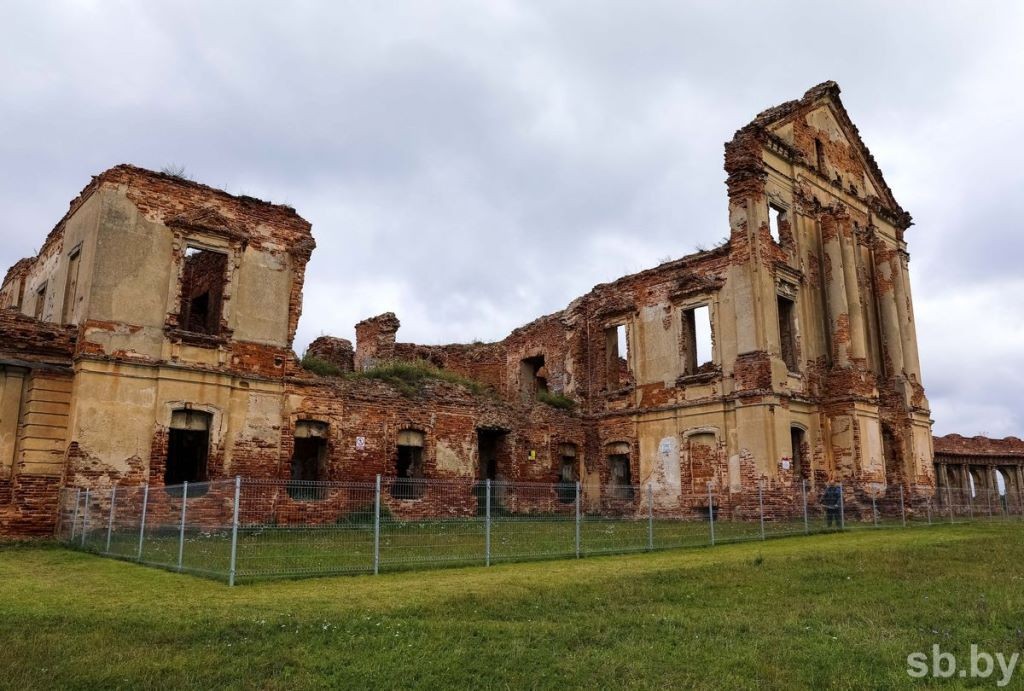 Посмотрите, как идет реставрация восточного корпуса дворца Сапегов. Главный корпус и аркады – в ожидании консервации