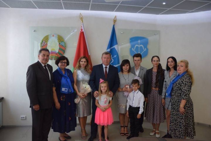 Александр Рогачук вручил Орден матери четырем брестчанкам, которые воспитывают пятерых детей