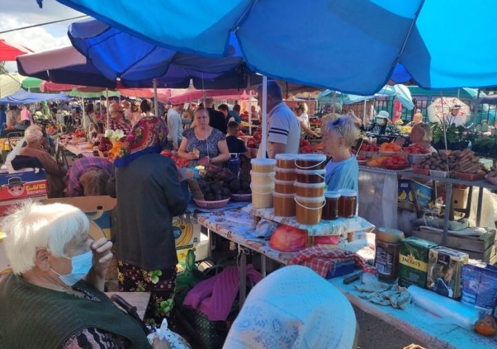 «Хочу внуку телефон подарить». Бабушки о подработке на рынке