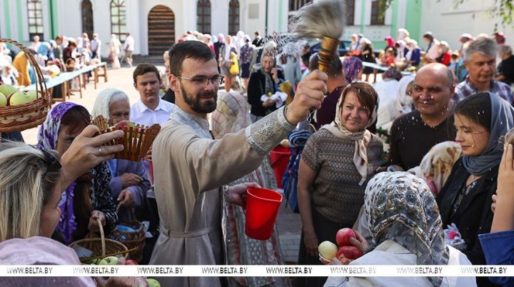 Православные верующие в Бресте празднуют Яблочный Спас
