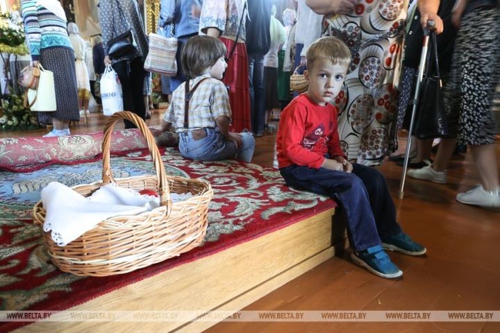 Православные верующие в Бресте празднуют Яблочный Спас