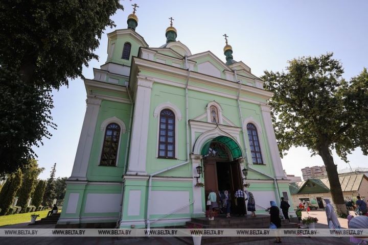 Православные верующие в Бресте празднуют Яблочный Спас