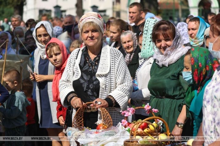 Православные верующие в Бресте празднуют Яблочный Спас