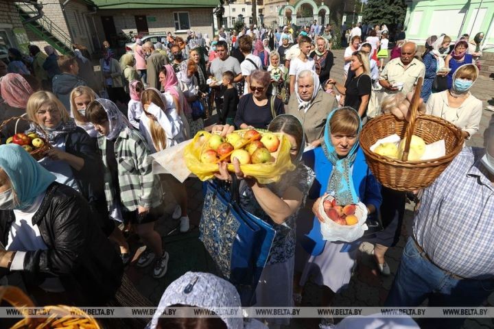 Православные верующие в Бресте празднуют Яблочный Спас
