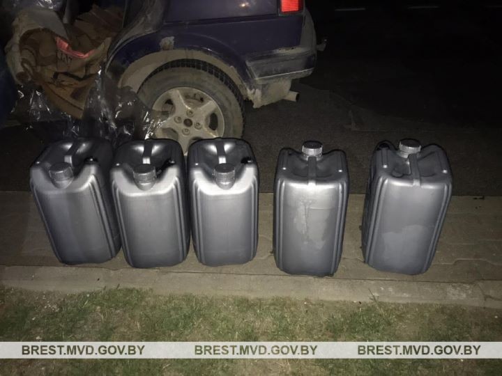 В Ляховичском районе работник вынес с фермы новорожденного теленка