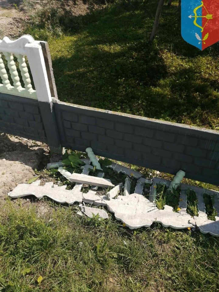 Живет ли в Логишине совесть? В Пинском районе неустановленное лицо вырвало цветы на клумбе и повредило секцию декоративного забора
