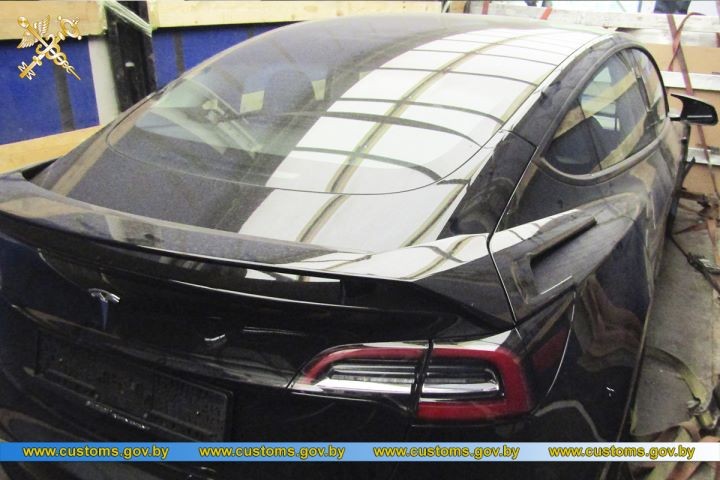 Хотел сэкономить на растаможке Tesla 1,5 тыс. евро, но попался таможенникам