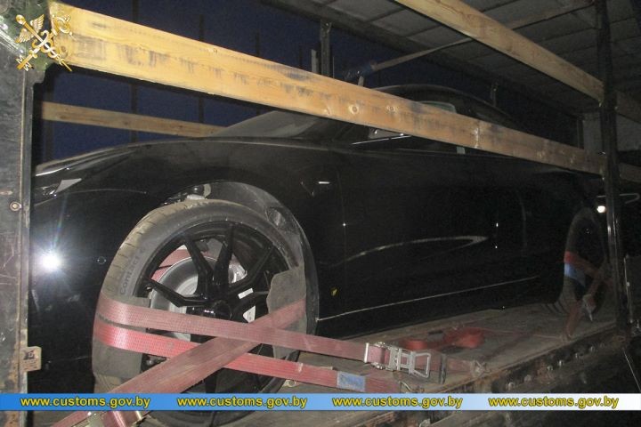 Хотел сэкономить на растаможке Tesla 1,5 тыс. евро, но попался таможенникам