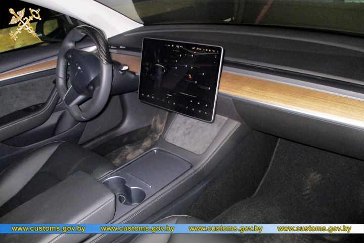 Хотел сэкономить на растаможке Tesla 1,5 тыс. евро, но попался таможенникам