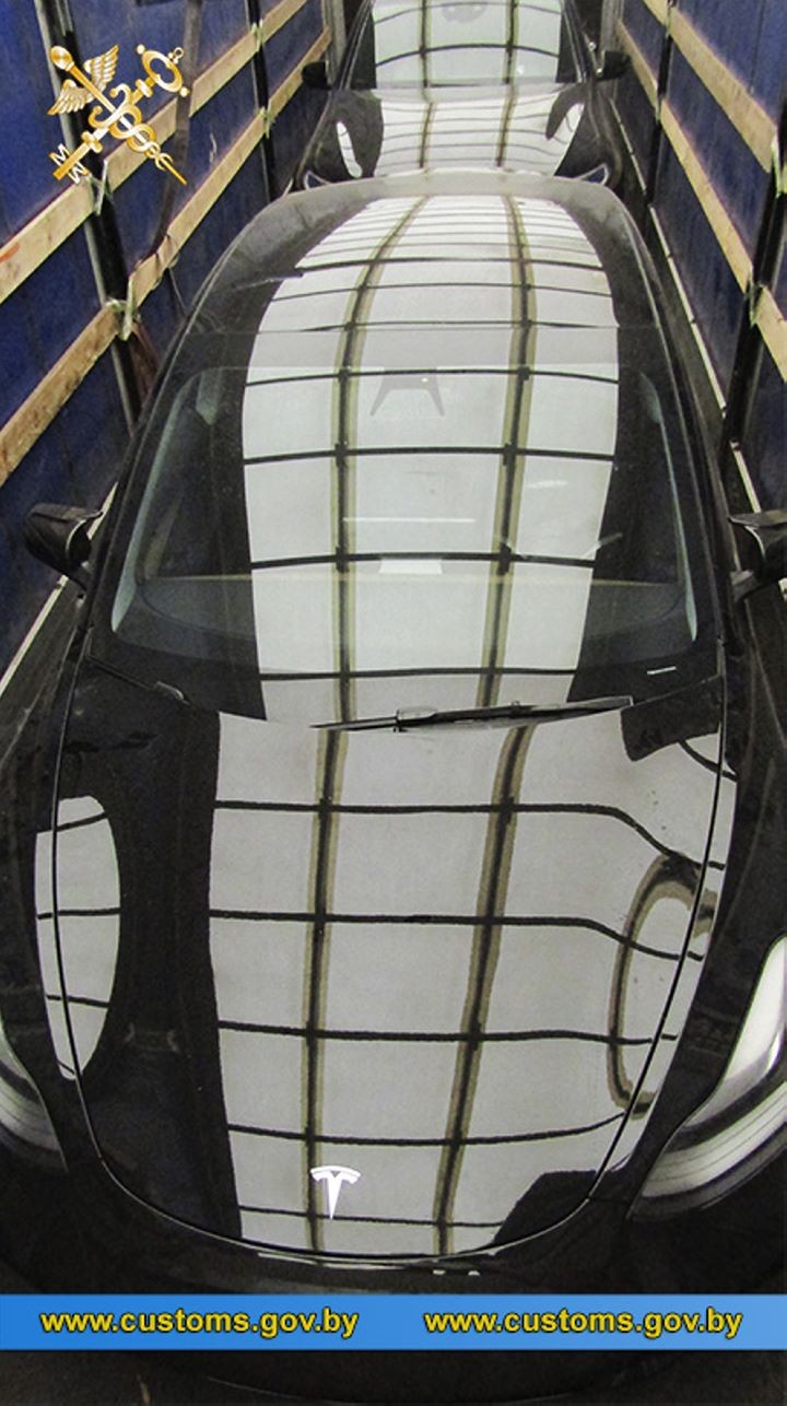 Хотел сэкономить на растаможке Tesla 1,5 тыс. евро, но попался таможенникам