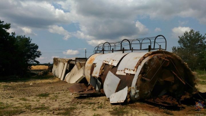 Специалисты МЧС обрушили водонапорную башню в агрогородке Дивин Кобринского района