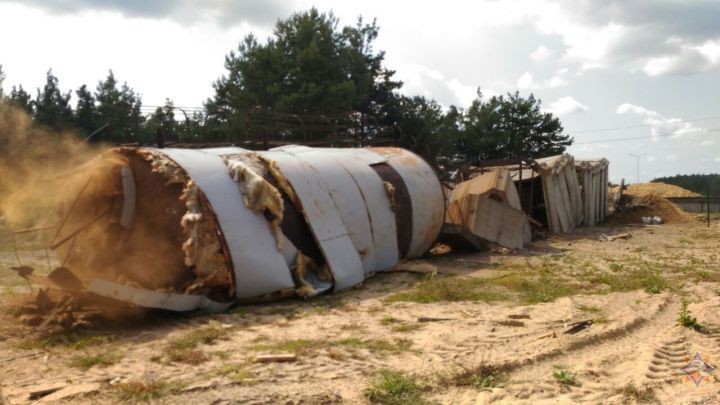 Специалисты МЧС обрушили водонапорную башню в агрогородке Дивин Кобринского района