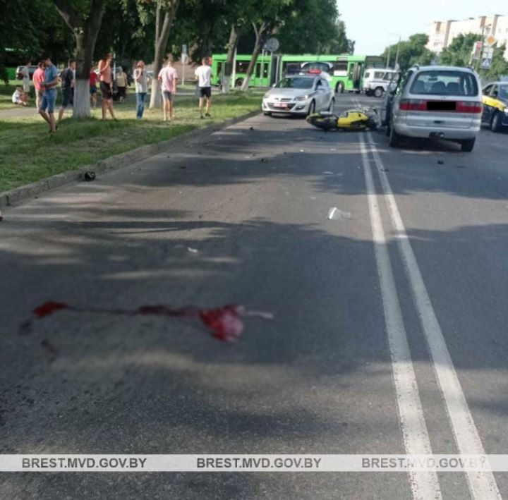 В Пинске мотоциклист-бесправник выехал на встречку и врезался в два автомобиля