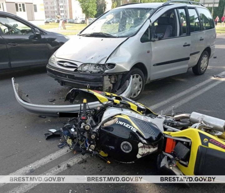 В Пинске мотоциклист-бесправник выехал на встречку и врезался в два автомобиля