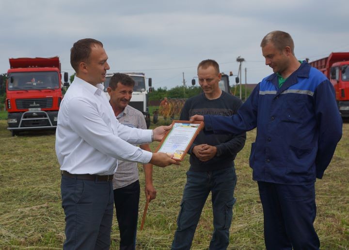 В Брестской области лидеры косовицы получают заслуженные награды