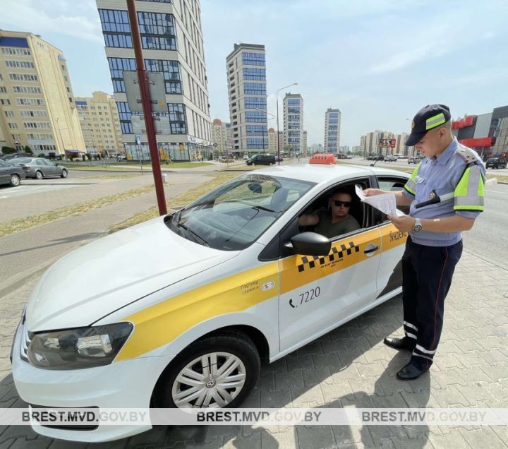 В Бресте сотрудники ГАИ останавливали такси и маршрутки. Зачем?