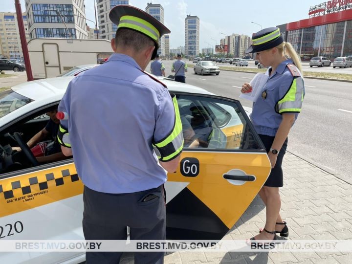 В Бресте сотрудники ГАИ останавливали такси и маршрутки. Зачем?