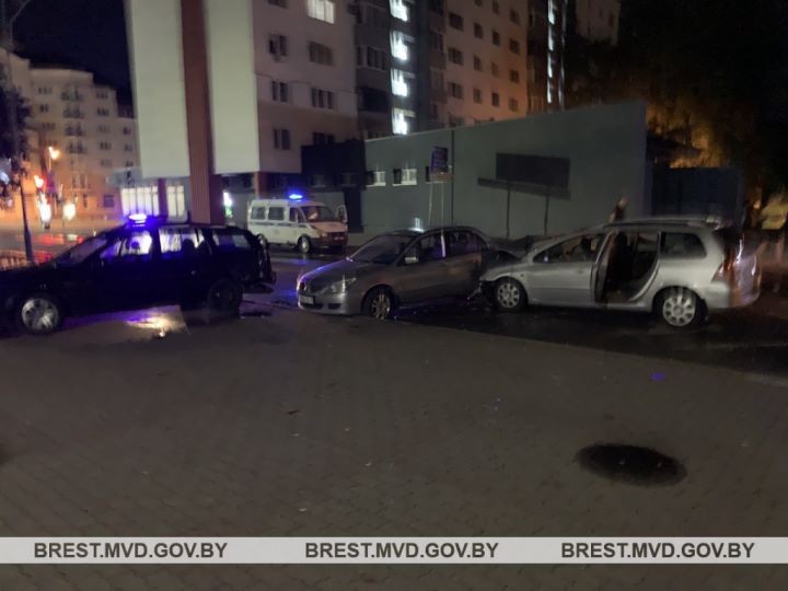 В Бресте сотрудники ГАИ преследовали пьяного водителя. В салоне автомобиля находилось 10 пассажиров