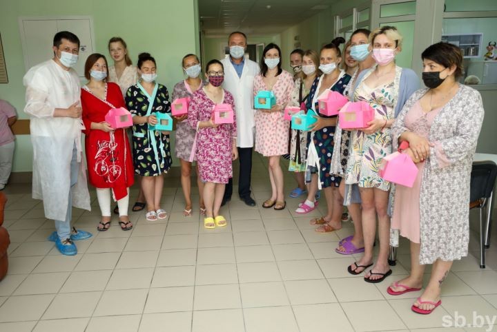 Новорожденным в Бресте подарили вышиванки