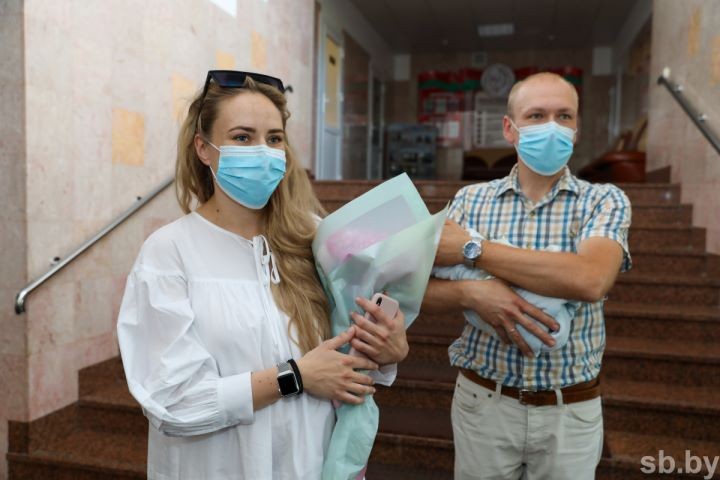 Новорожденным в Бресте подарили вышиванки