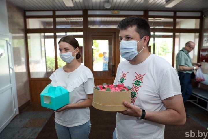 Новорожденным в Бресте подарили вышиванки