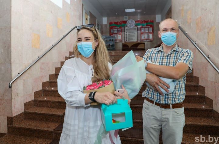 Новорожденным в Бресте подарили вышиванки