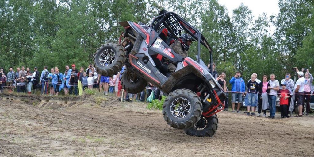 Перевороты, вылеты, поломки. Как стартовал «Брест джип-фест 2021»