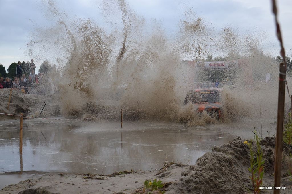 Перевороты, вылеты, поломки. Как стартовал «Брест джип-фест 2021»