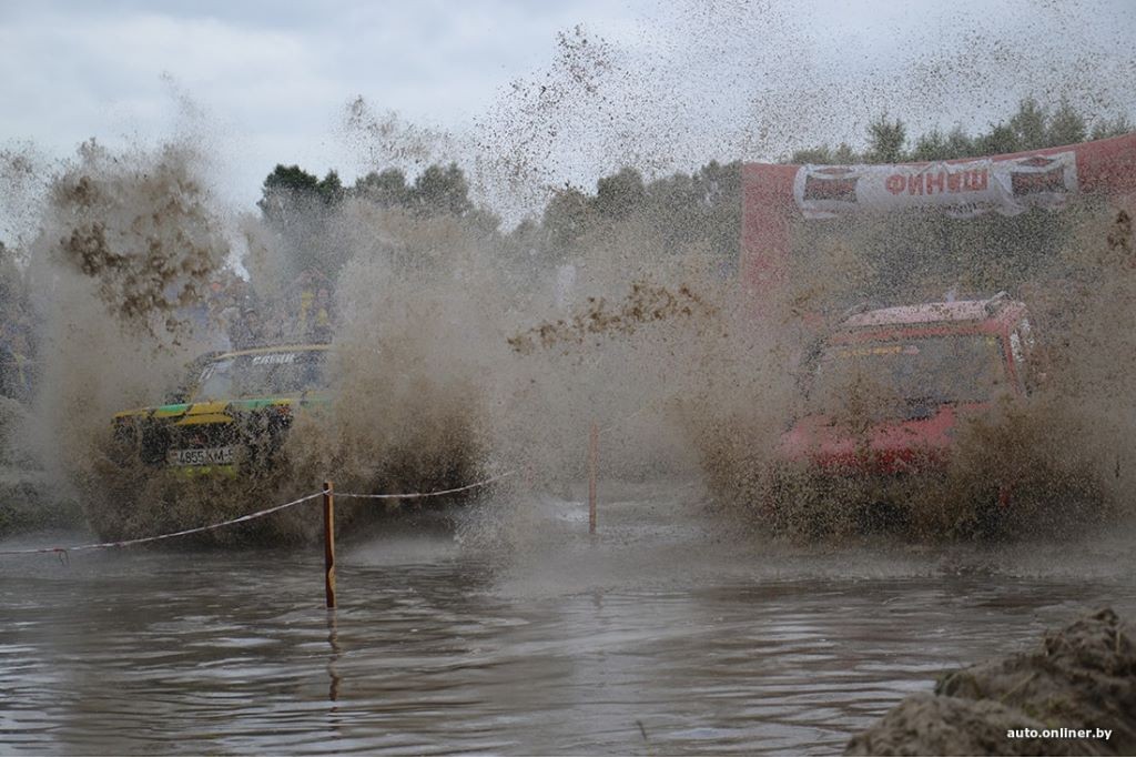 Перевороты, вылеты, поломки. Как стартовал «Брест джип-фест 2021»