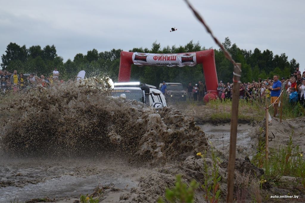 Перевороты, вылеты, поломки. Как стартовал «Брест джип-фест 2021»