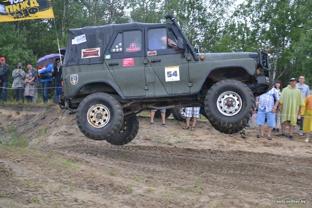 Перевороты, вылеты, поломки. Как стартовал «Брест джип-фест 2021»