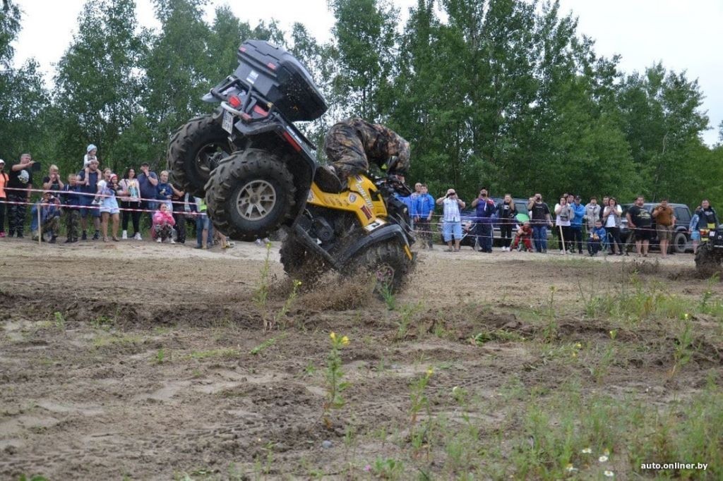 Перевороты, вылеты, поломки. Как стартовал «Брест джип-фест 2021»