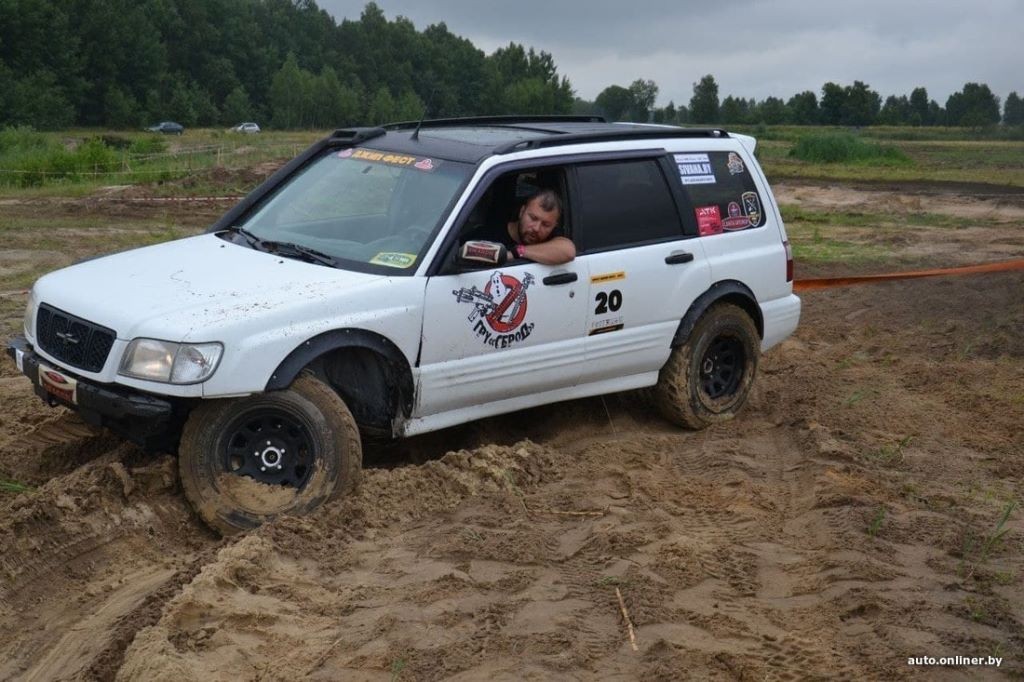 Перевороты, вылеты, поломки. Как стартовал «Брест джип-фест 2021»