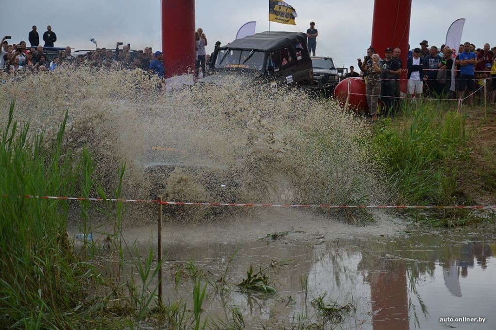 Перевороты, вылеты, поломки. Как стартовал «Брест джип-фест 2021»