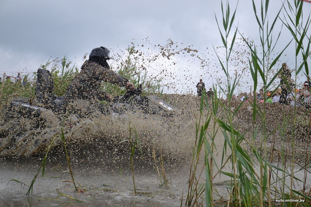 Перевороты, вылеты, поломки. Как стартовал «Брест джип-фест 2021»
