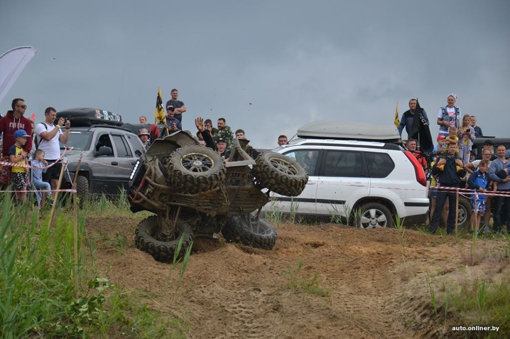 Перевороты, вылеты, поломки. Как стартовал «Брест джип-фест 2021»