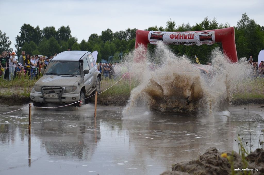 Перевороты, вылеты, поломки. Как стартовал «Брест джип-фест 2021»