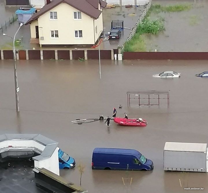 Фотофакт. В Минске людей вывозят на лодках