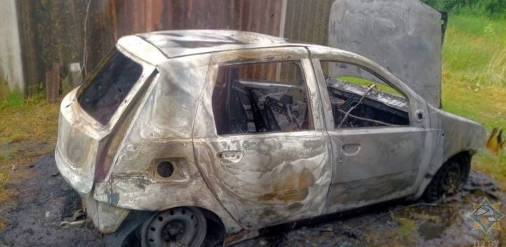 В Брестской области горел автомобиль. Мужчина получил ожоги