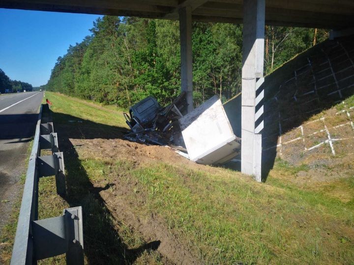 Грузовик врезался в опору моста на трассе М1 в Брестской области