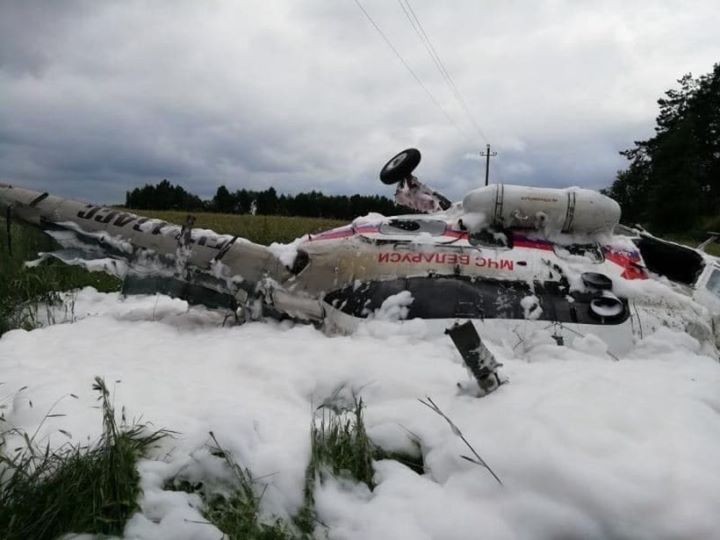 Появились фото вертолета МЧС после аварийной посадки в Брестской области