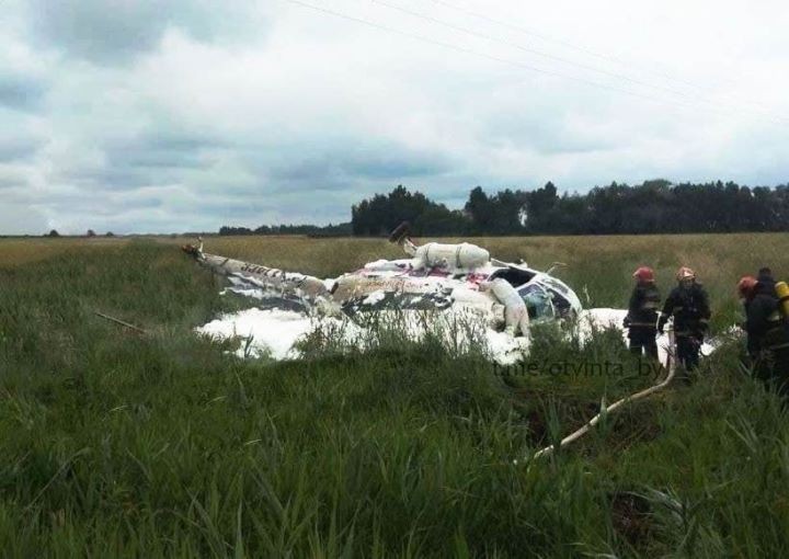 Появились фото вертолета МЧС после аварийной посадки в Брестской области