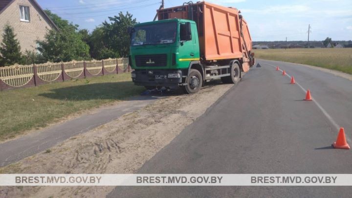 Мусоровоз сбил 11-летнюю велосипедистку в Пружанах